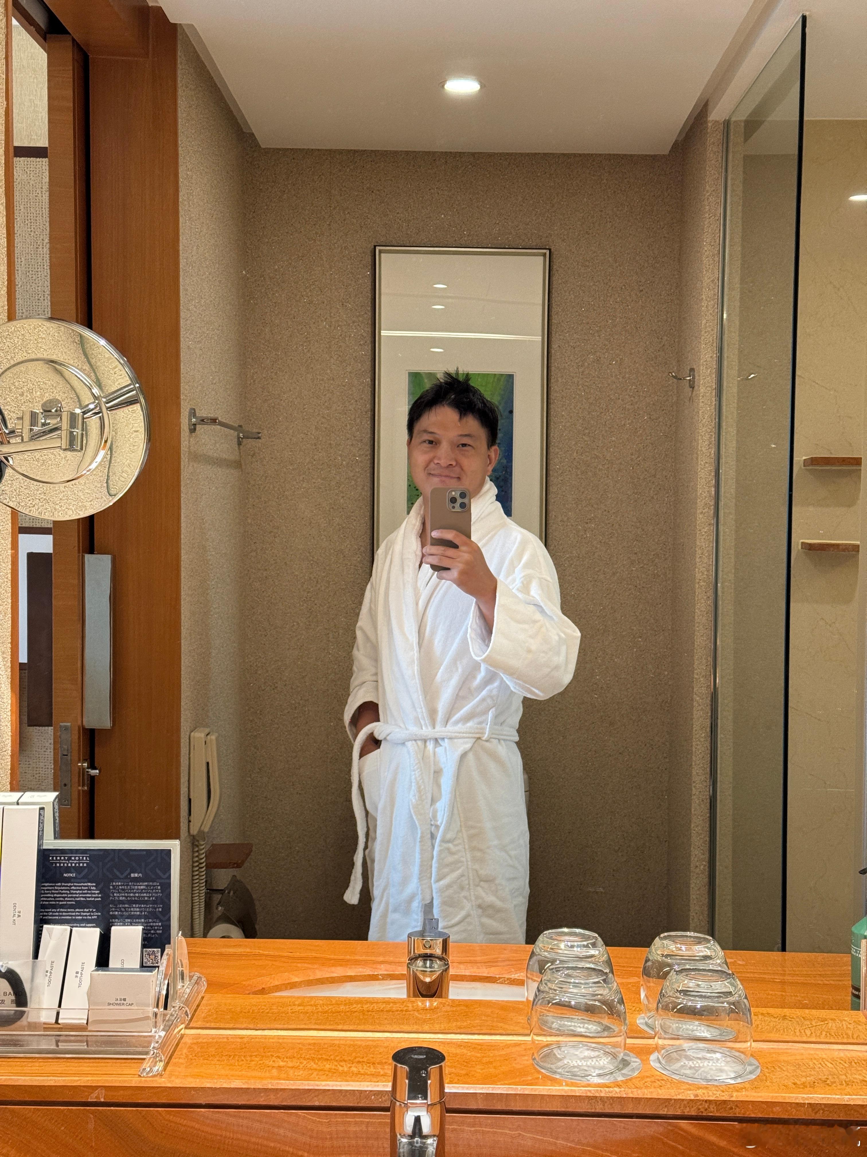 特意带了泳裤就是为了在酒店游泳，房间换上泳裤穿上浴袍直接下楼。酒店泳池人不多，游