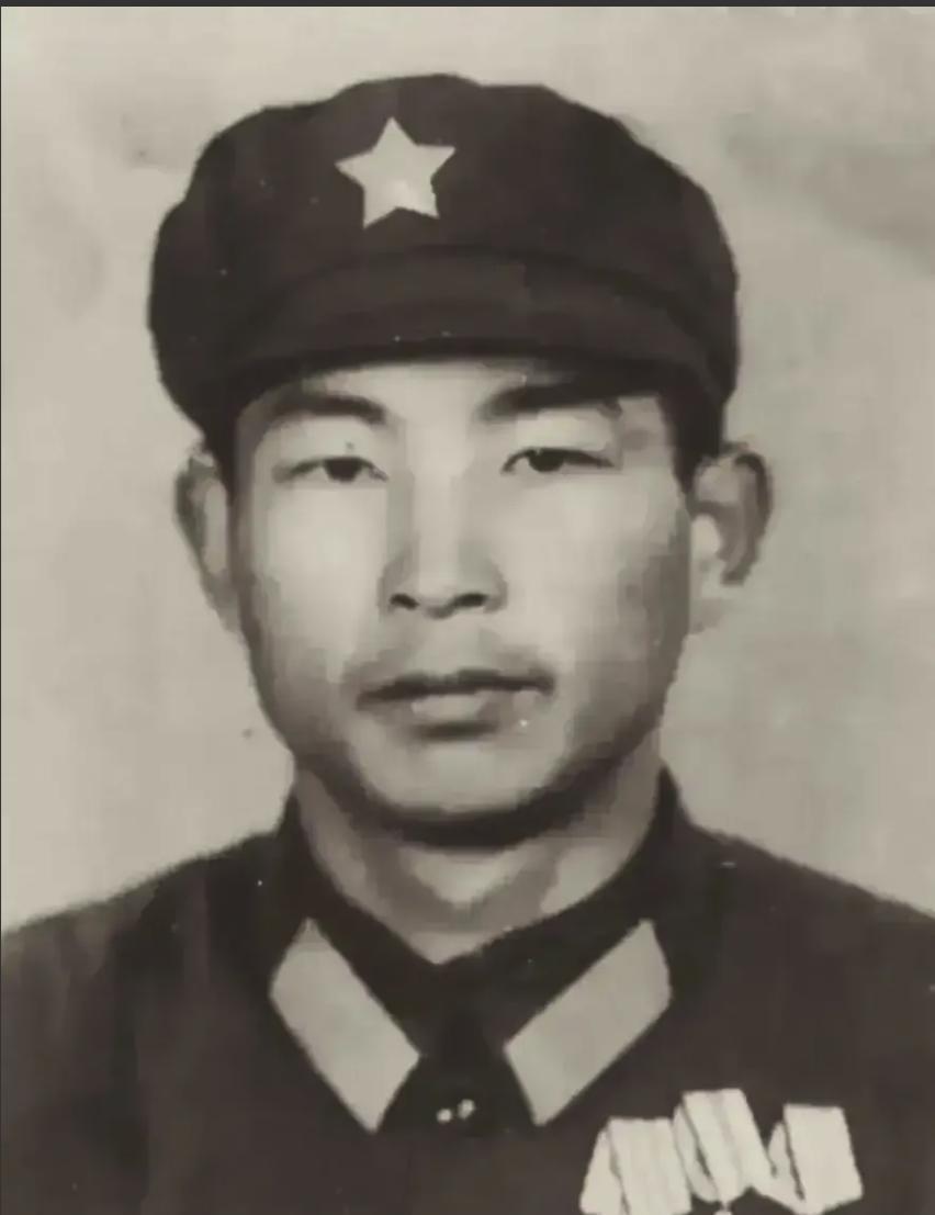 1980年，我军班长被越军包围，越军见他只有一个人，而他们有几十人，扯着嗓子用中