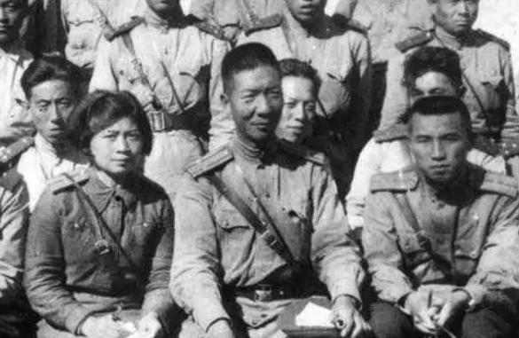 1948年冬至1949年初，中央军委两次整编全军，东北野战军由此改称第四野战军。