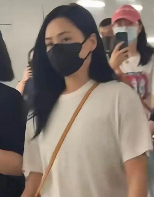 44岁阿娇机场现身复胖身材圆润似孕妇引热议