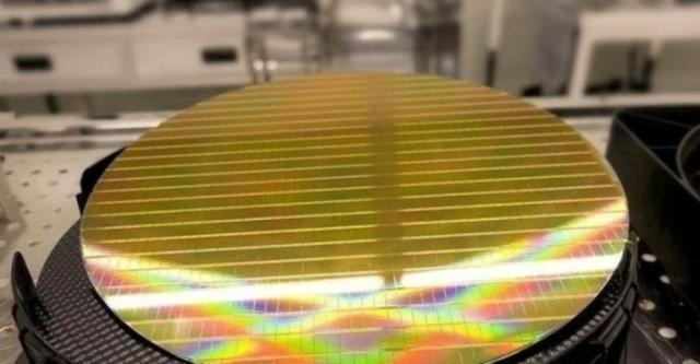 美利坚：绝不允许，使用美国技术的光刻机，卖给中国。中国：绝不美国通过出口管制