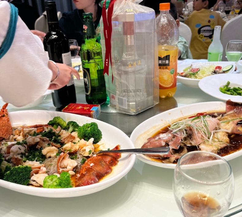 现在的亲戚太现实了！小妹闺女结婚，我和闺女去的，随礼2000块钱，我哥一家都去