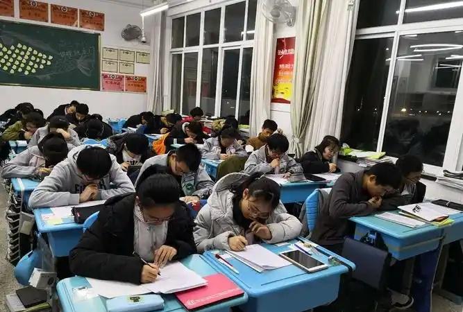 关于高中，我想告诉你几句大实话！1、若在垫底的高中，就别浪费钱去补课了；就算是