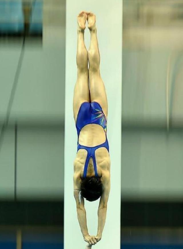 比赛前需要刮毛，赛后忍痛扯泳衣，女运动员的辛酸比你想得多刮毛刀划过皮肤的瞬间