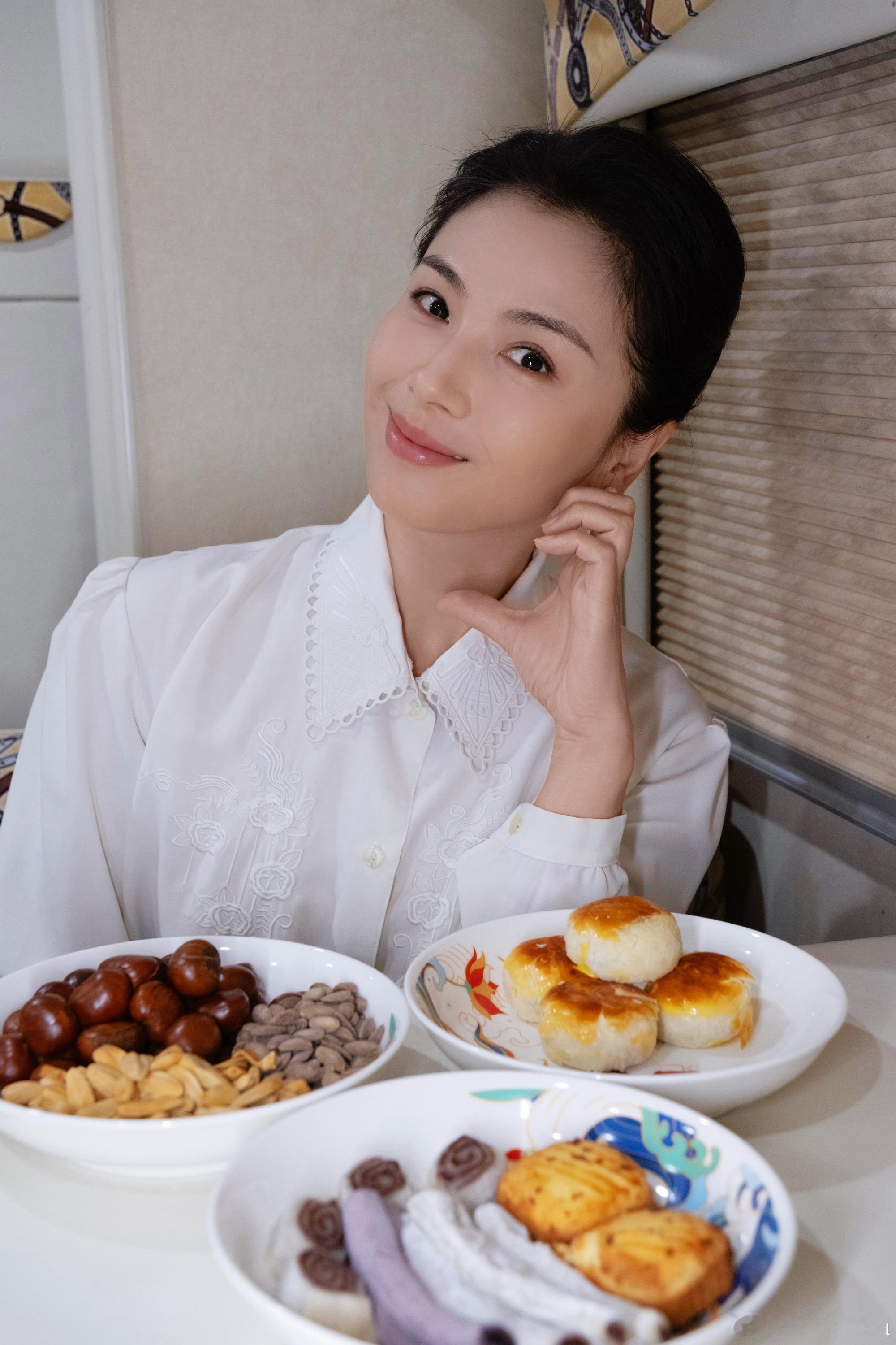 让刘涛惊艳的天菜出现了涛姐的“干饭名场面”再添新篇，品尝美食时，她边吃边点