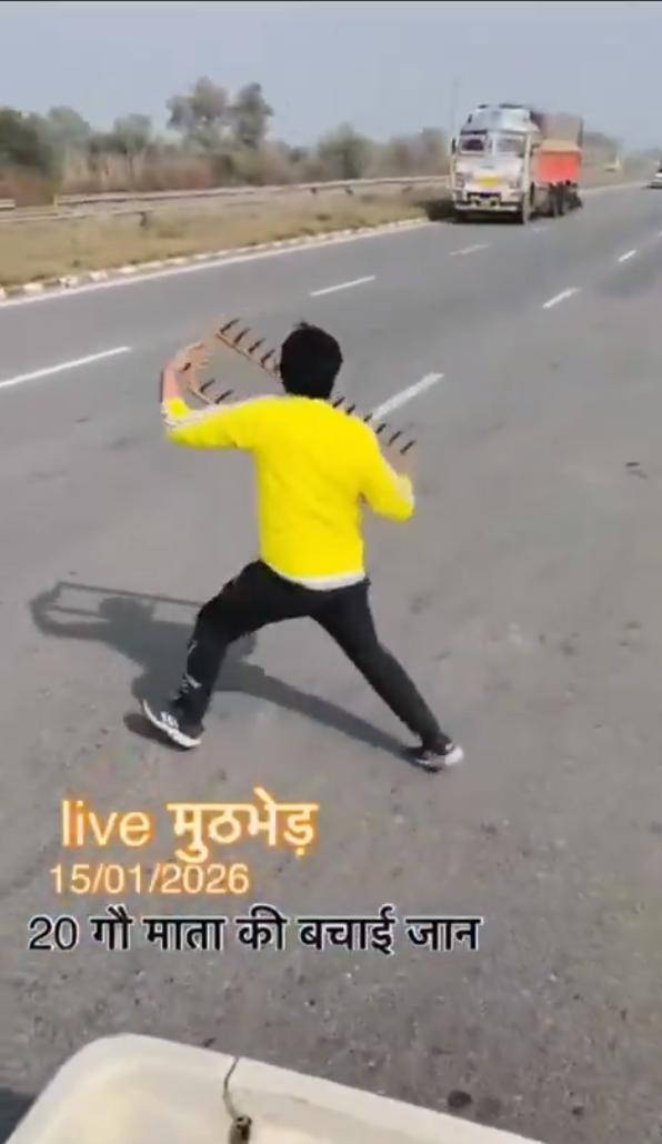 2026年1月15日印度北方邦的视频，视频显示一些印度教青年使用轮胎钉阻止一辆卡