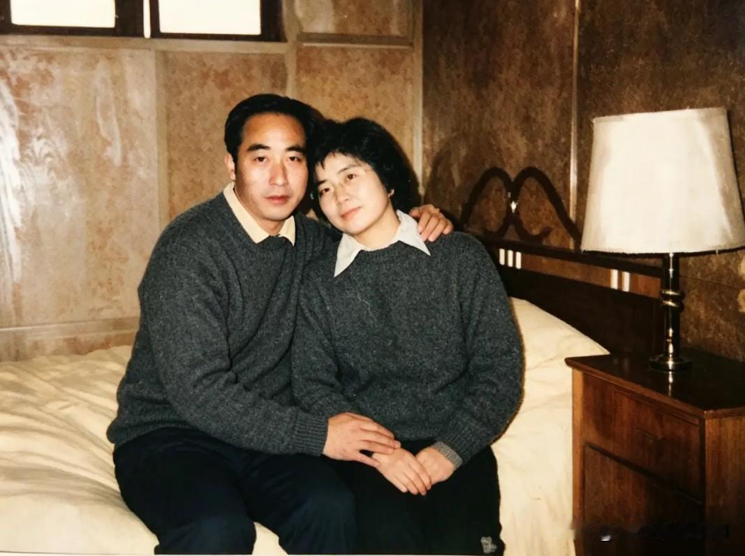 著名乒乓球世界冠军庄则栋与日籍妻子佐佐木敦子在家里的一张十分珍贵合影。他们装束平