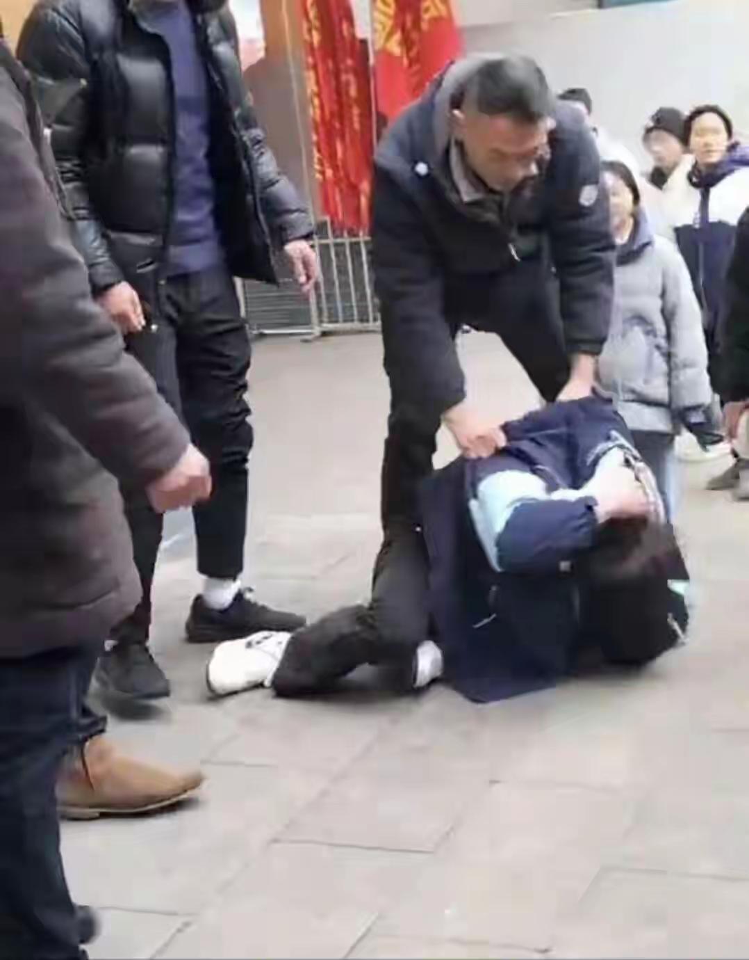 学生的头发保住了，老师的尊严没有了很难想象，重庆垫江一中的这个老师，以后将怎样