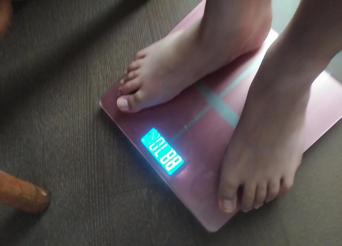 小碗一换，饭量直接砍一半，油壶一拿，炒菜不再“泼油”。两个月瘦12公斤，不是靠