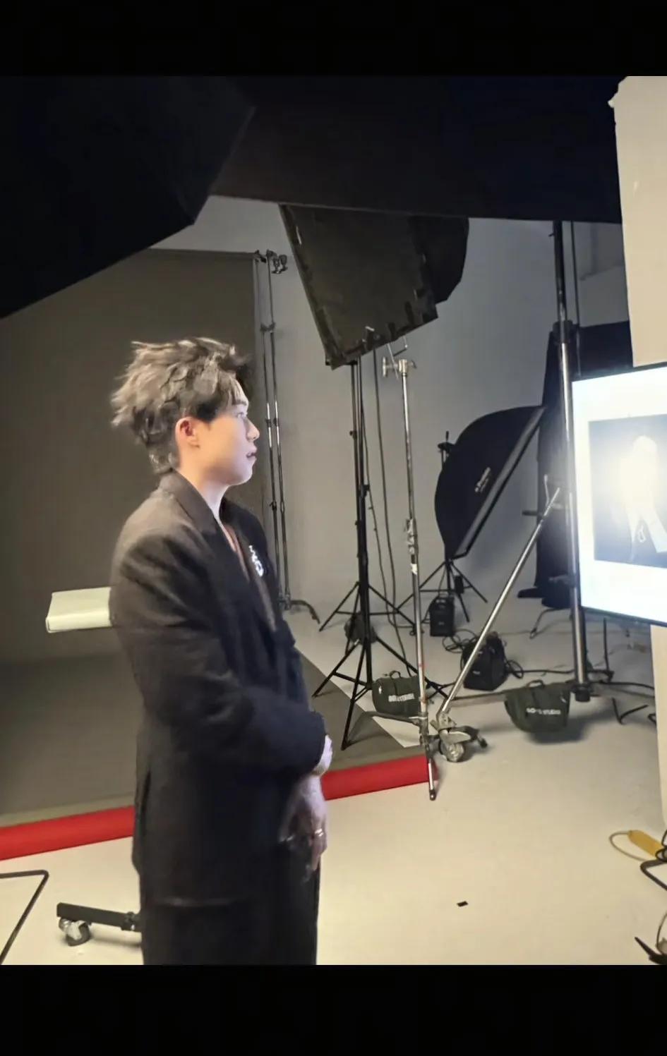 这工作室就是全面，一个负责商务，一个负责日常，一个负责解说[doge]＜王楚钦工作室