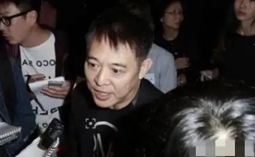 1994年，日本记者质问李连杰：“南京大屠杀死了30万人，你们一个个数的吗？”面
