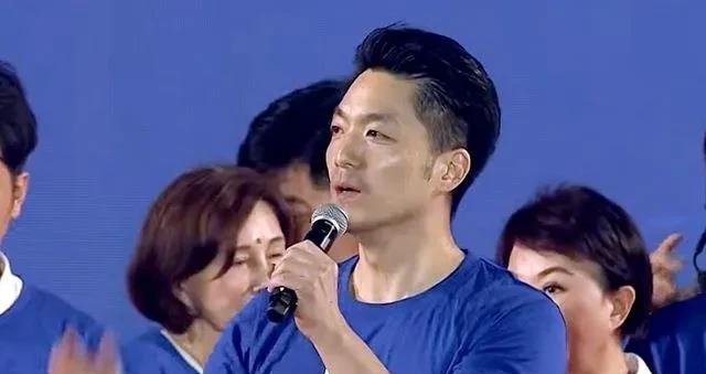 台北市长蒋万安今晚在台中市举行的反罢免造势大会登台助讲，痛批民进党操作大恶罢，整