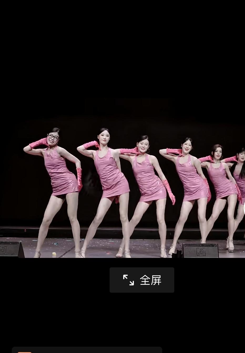 长沙的琴岛女郎表演火了，凭借高挑的身材，极致的着装，夸张的舞蹈，极大的吸引了眼熟