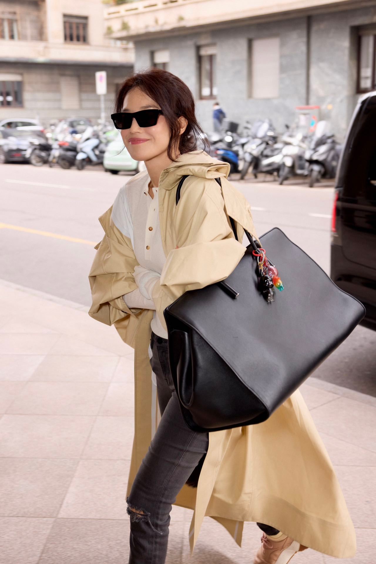 舒淇女王抵达米兰时装周米兰时装周舒淇卡其色廓形风衣+BV托特包，女神状态太好了