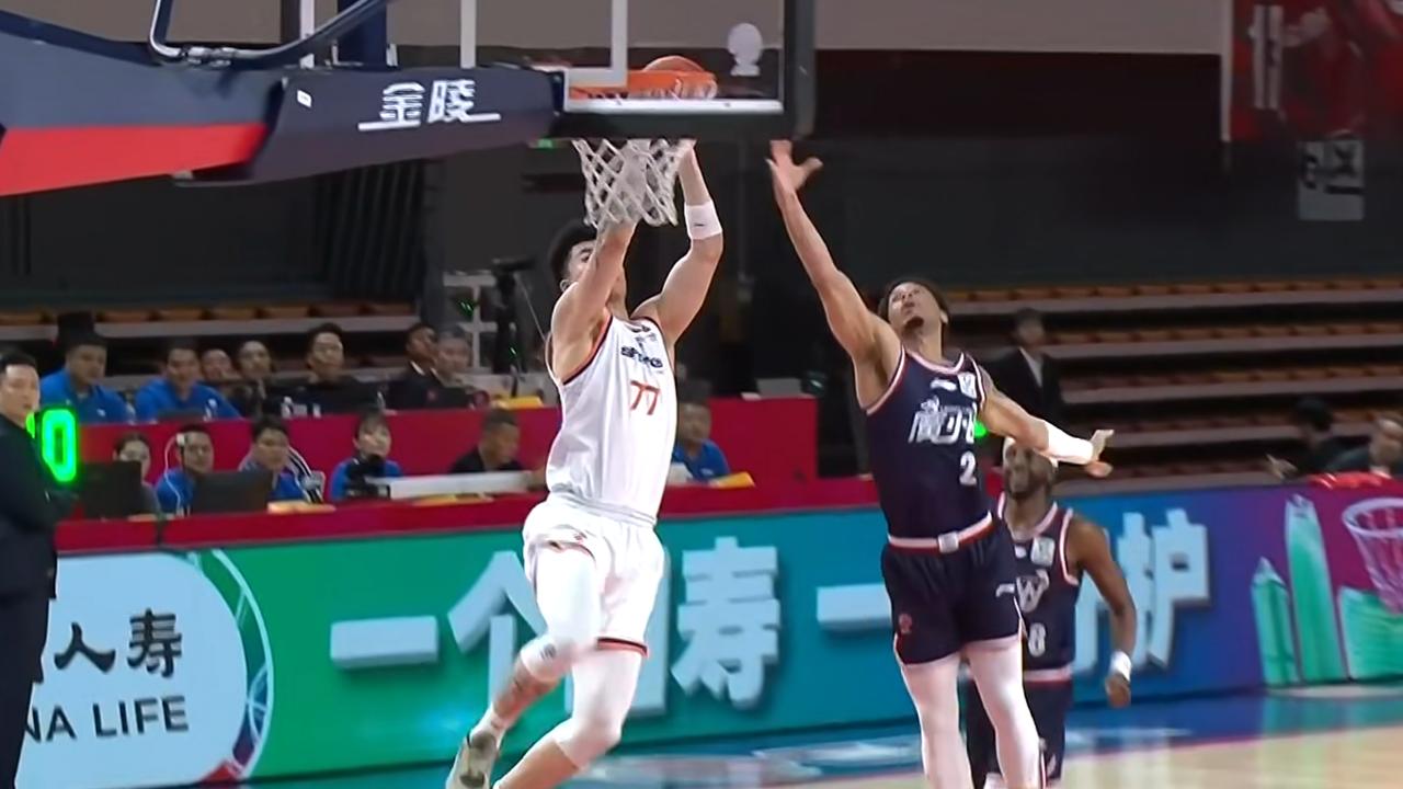 CBA一夜排名又乱了！深圳男篮14连胜，夺回前四！广州掉出前12，上海豪取2