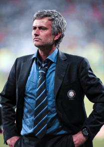 穆里尼奥真男人！ 欧冠附加赛第二回合在皇马主场打响，现场人山人海，气氛早早就