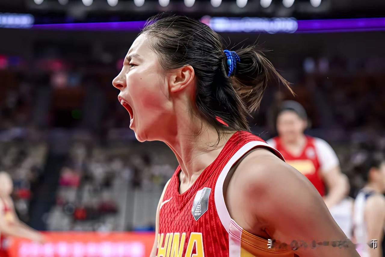 昔日的铁三角变成了腐朽的木三角了，稍微一用力就散架子喽！赛后给出的评分，王思雨