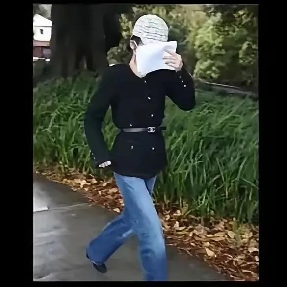 澳洲劳斯莱斯女事件中，没想到第一个吃瓜的人居然是澳洲记者。这就很奇怪了，外