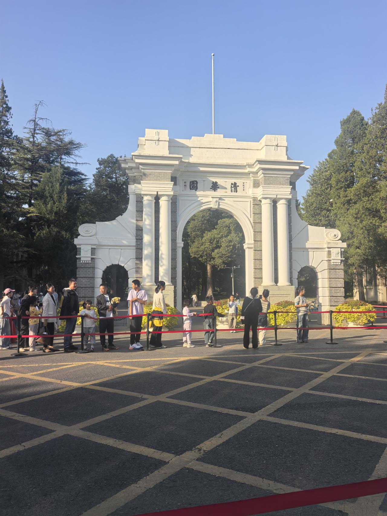 “单体校区”的完整性，清华长期稳居全国第一梯队，主校区约4300亩，在北京市内