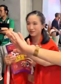 11秒06！17岁的陈妤颉在亚运赛场一战封神，粉碎了尘封24年的女子百米纪录。然
