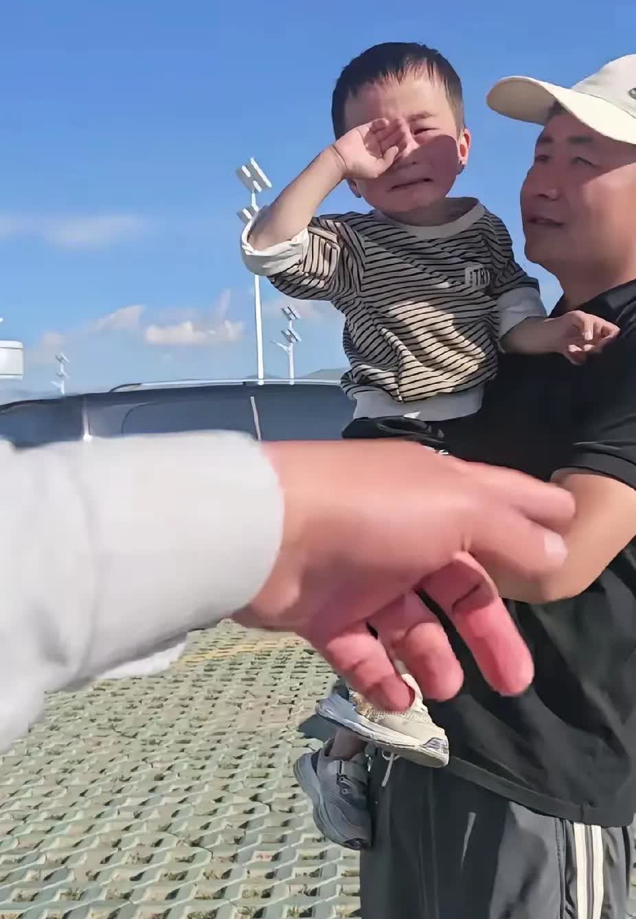 泪目了！青海湖边男子正和家人游玩，忽然感觉衣角被轻轻拉扯。转头一看，一个小男孩正