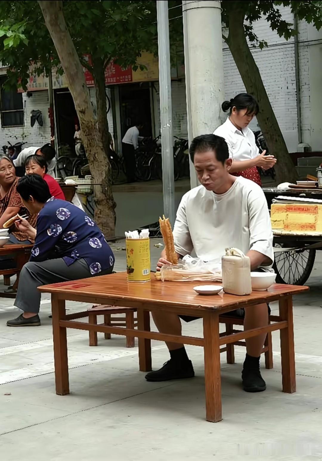 演员王志文真的很接地气。这是他在地摊吃早餐的情景。当时有很多人在这家地摊店吃