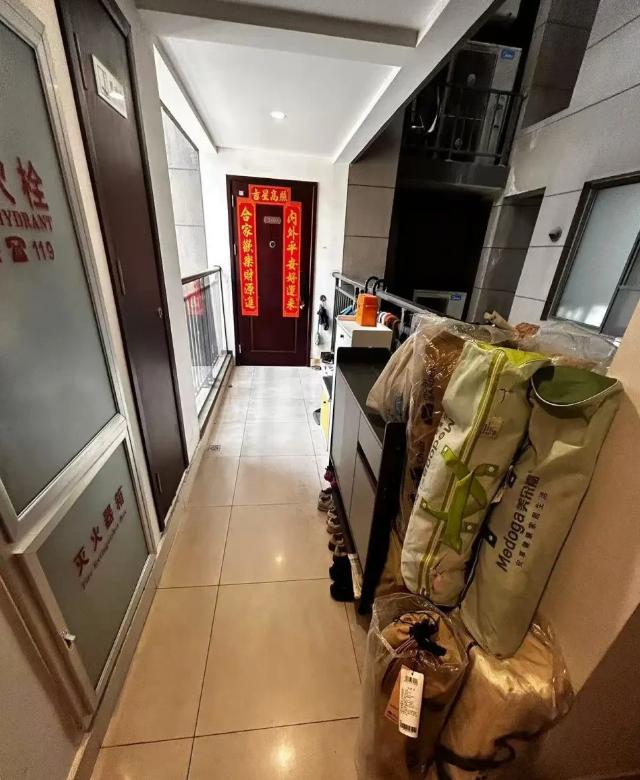 杭州夫妻家门口楼道和消防通道被对门堆满杂物，物业清8次仍反弹，维权多次没进展。女