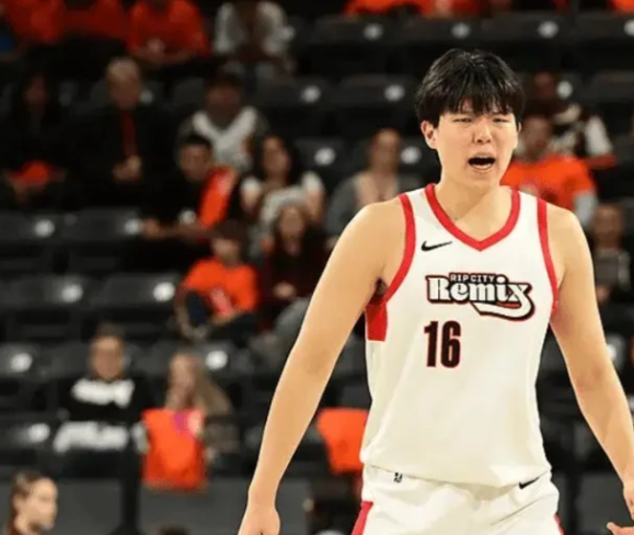 发现一个对杨瀚森很不利的事杨瀚森周一打灰熊要硬碰扎克伊迪万一打的不好又被下