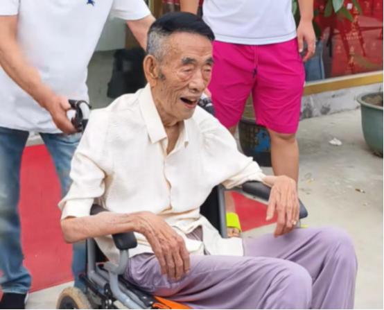 榨干最后一口气！94岁杨少华高温天被儿子推着赚钱，瘦骨嶙峋太可怜 7月9日