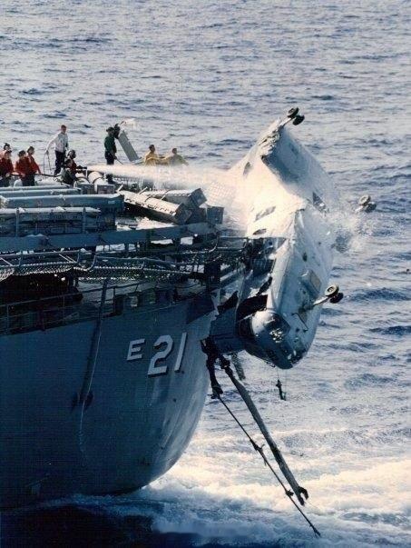 照片中的历史1992年9月21日，一架波音UH-46D“海骑士”直升机从航空母