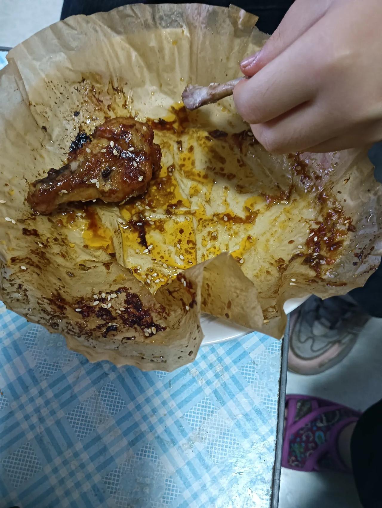 烤鸡腿真香啊！今天周末，孩子们都在家。两个孩子都爱吃烤鸡腿。