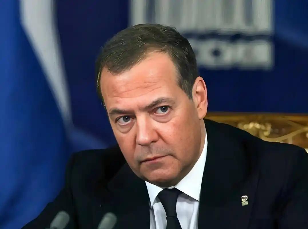 这次玩大了！俄罗斯警告：特朗普若不收手，第三次世界大战近在咫尺！ 面对美国近