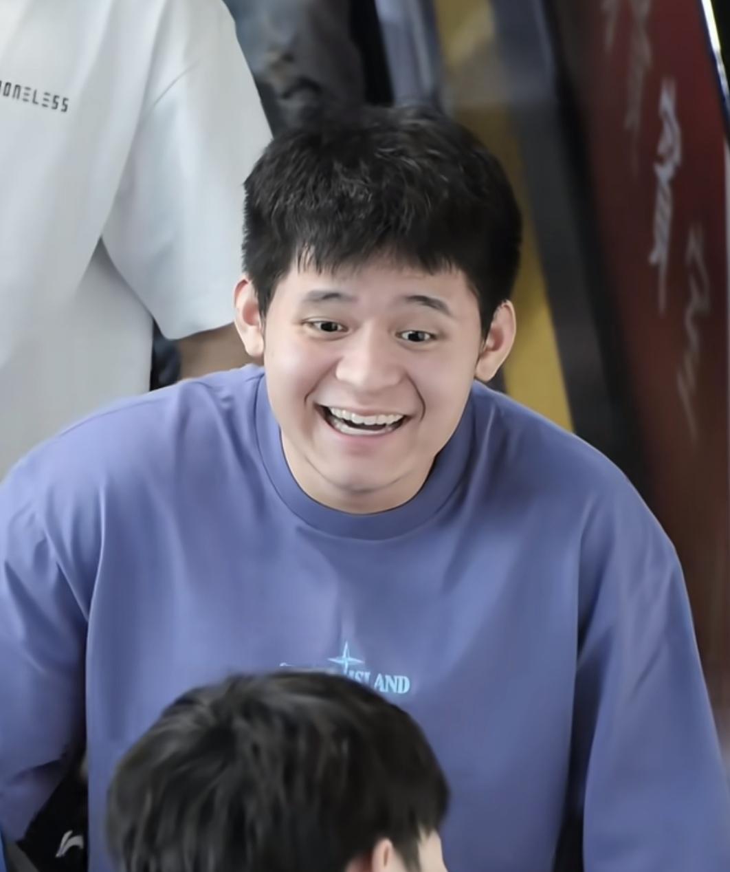 小石头在电梯上，跟前面有黄友政不知道在说什么，两个人都开心的大笑起来。小石头笑