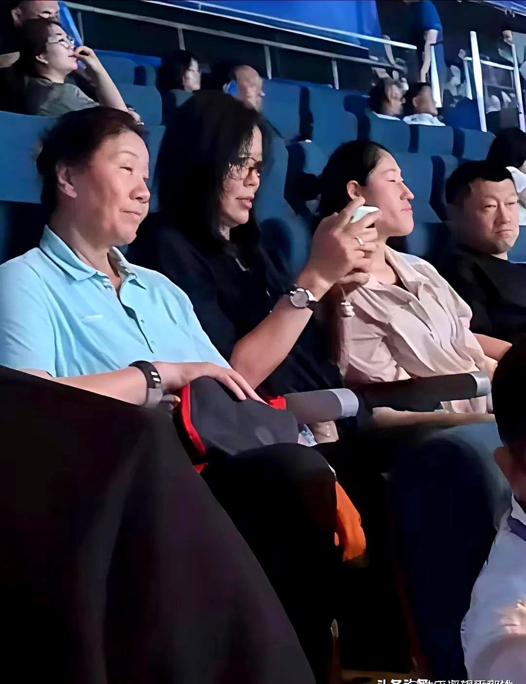 郎平指导在大姐的陪同下也来观看新女排与土耳其的对决了，她身边坐着刘晓彤和匡琦，主