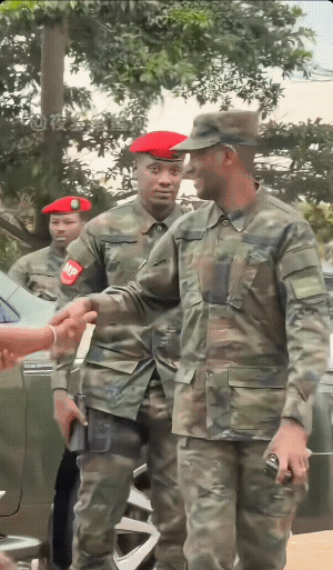 猜猜这个非洲军官，师从何处？先看这张脸，你的第一反应可猜到是哪个国家的军人？