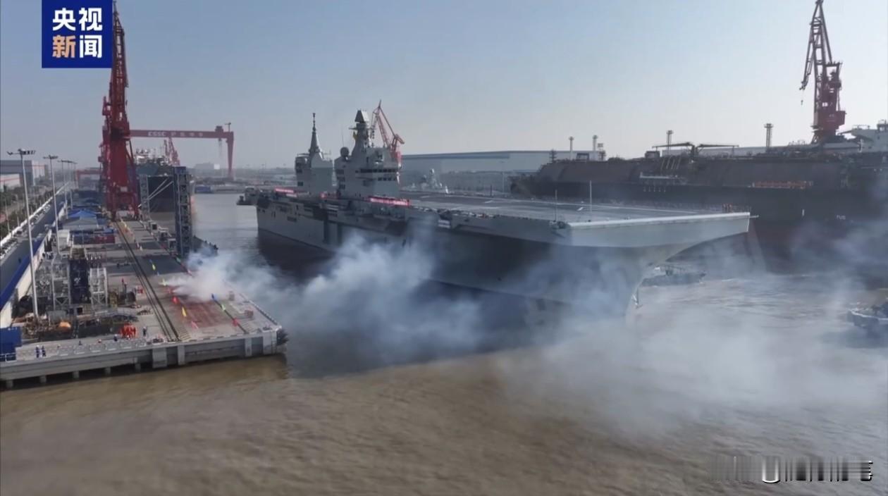 看到没？原来四川舰海试也会放鞭炮这么接地气。在四川舰启动驶出港口时，在码头边
