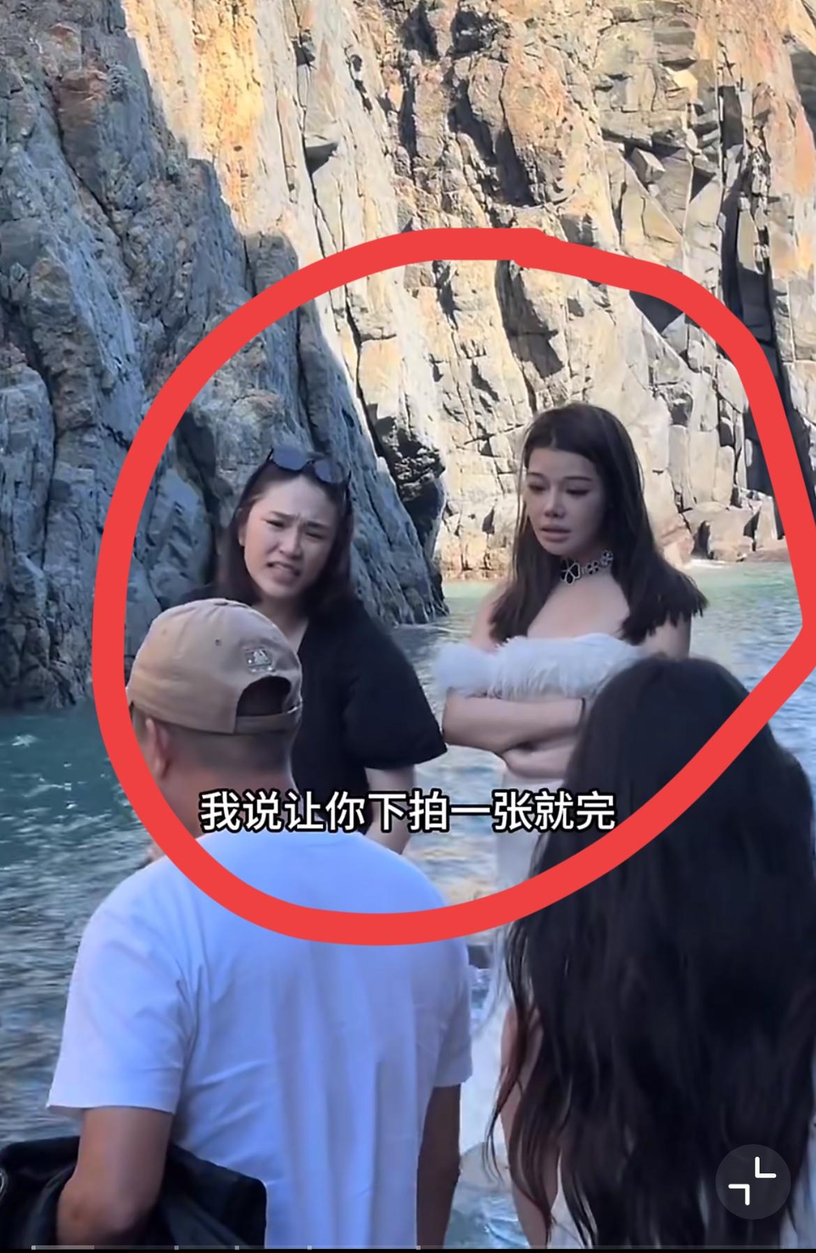 福建平潭仙人潭，因白衣女子霸占取景点半小时，惹得旁边的黑衣女子不满。黑衣女子应该