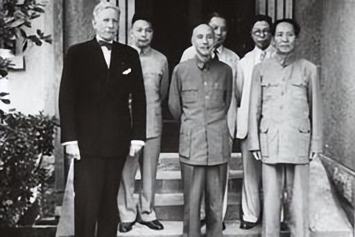 1949年渡江战役前夕，斯大林向毛主席发出警告，若解放军渡江，那么美国将会对解放