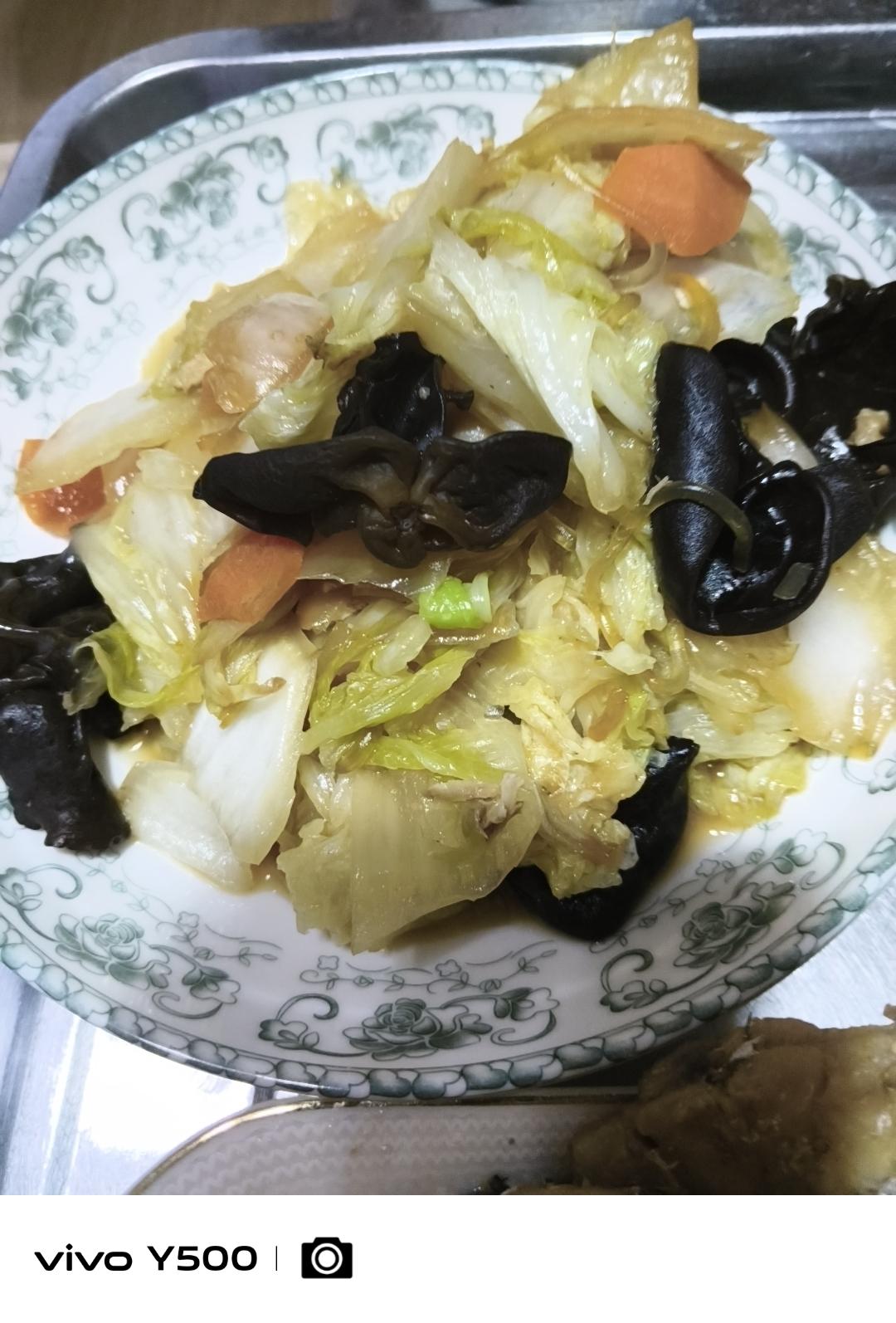 大年初二晚餐吃什么？炖大白菜木耳粉条，熥饼子韭菜盒。实在不能吃大