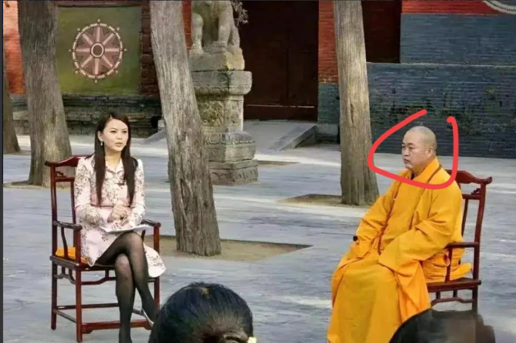 李湘这张照片，估计是她最想销毁的黑历史！08年她采访释永信，那场面，简直尴