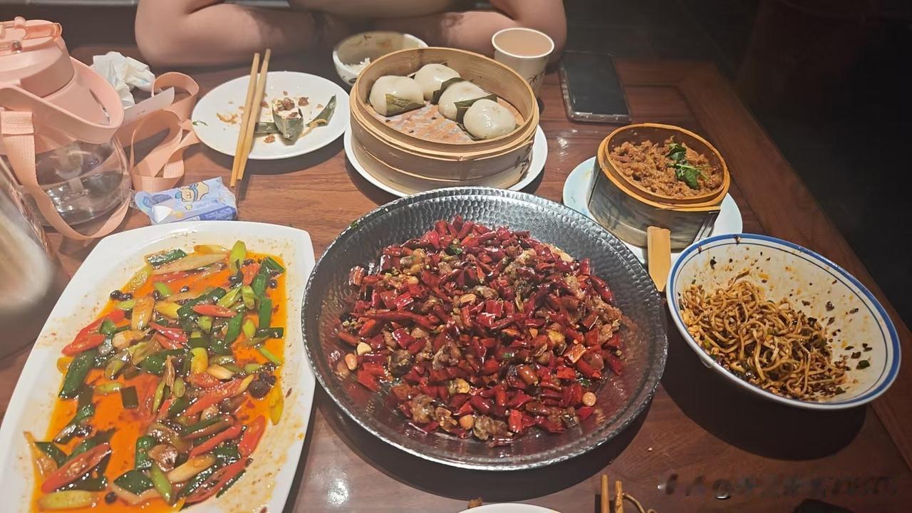 昨天跟朋友一起出去吃饭，当朋友喝到一定的量时，开始大放厥词。一向沉默寡言的他竟