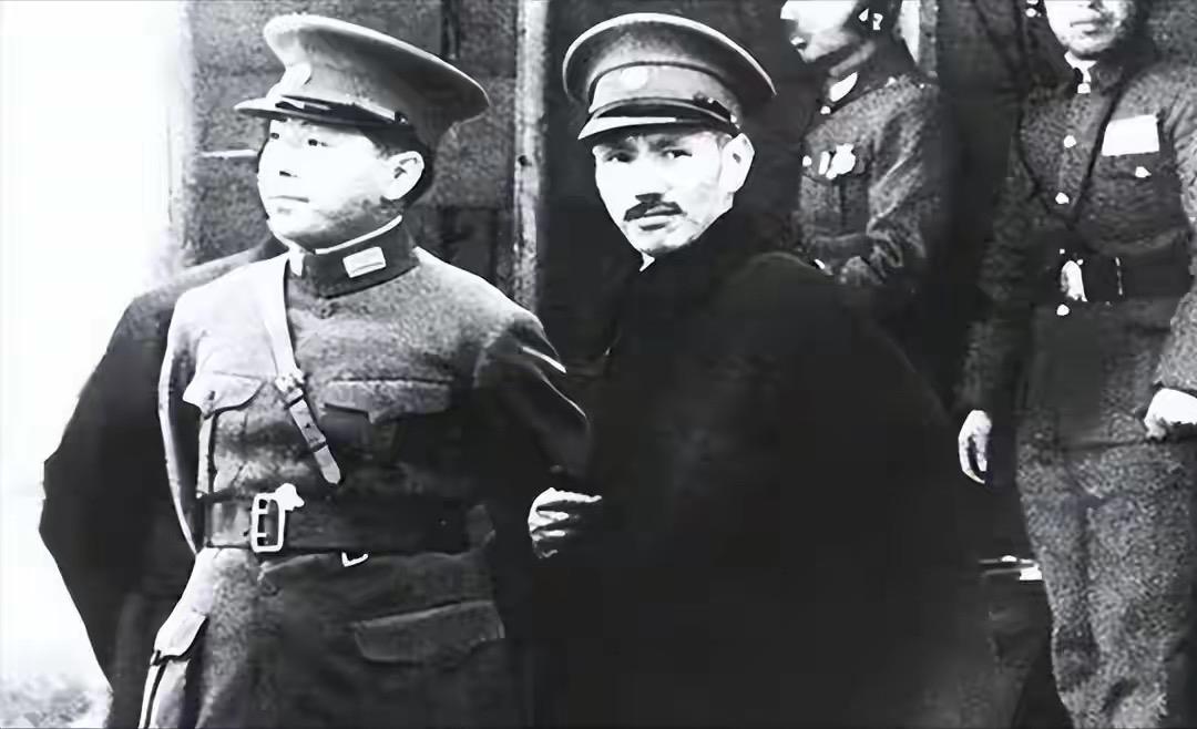 西安事变后张学良为何亲自送蒋回南京？因为当时东北军手里有人质——蒋鼎文、陈诚