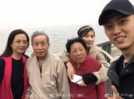 黄景瑜带父母回丹东吃海鲜：187的身高是基因给的，但这份孝顺是他自己选的最近，一组黄景瑜陪父母出游的