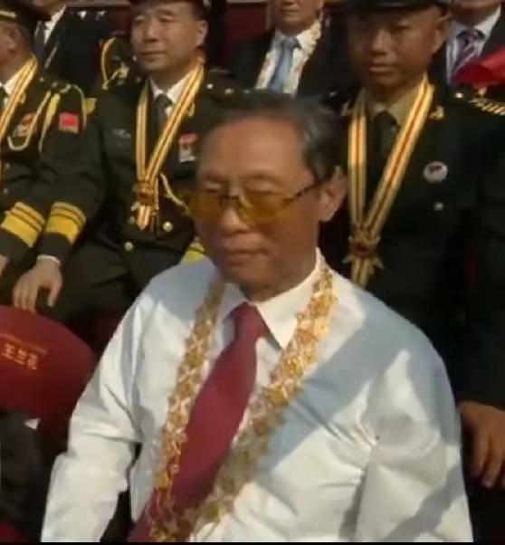 在九三阅兵的现场，钟南山院士格外引人注目。他身着白衬衣、红领带，脖子上的绶带彰显