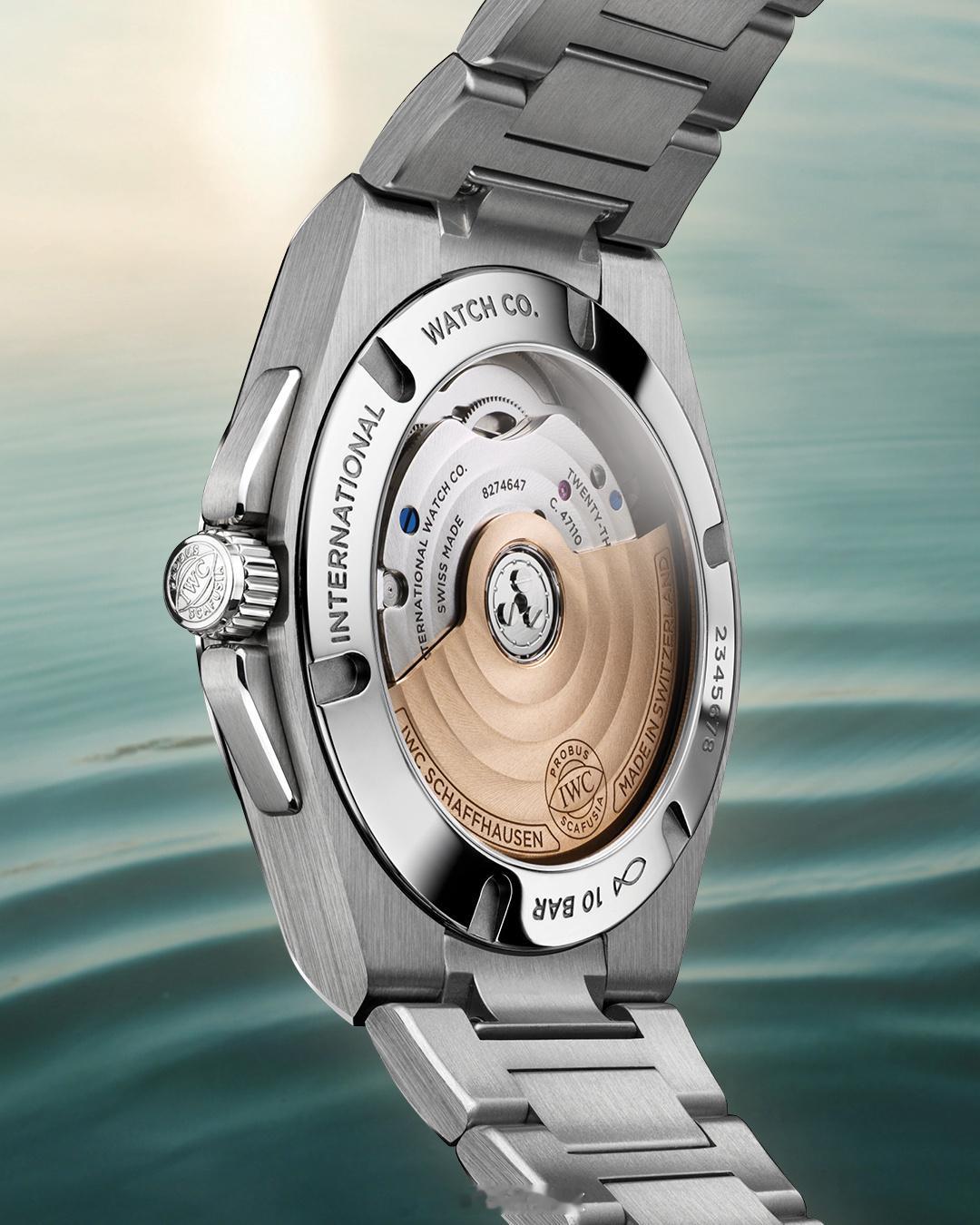 IWC万国表推出工程师系列自动腕表35全新作品，采用清新澄澈的“晴水绿”表盘，