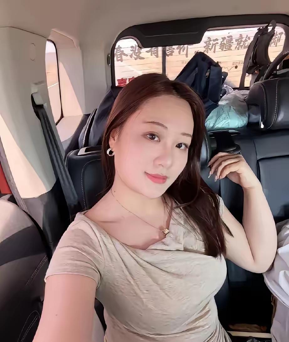 河南郑州这出轨的女行政人员确实长得漂亮，身材也好，而且出轨的各种因素也是拉满了。