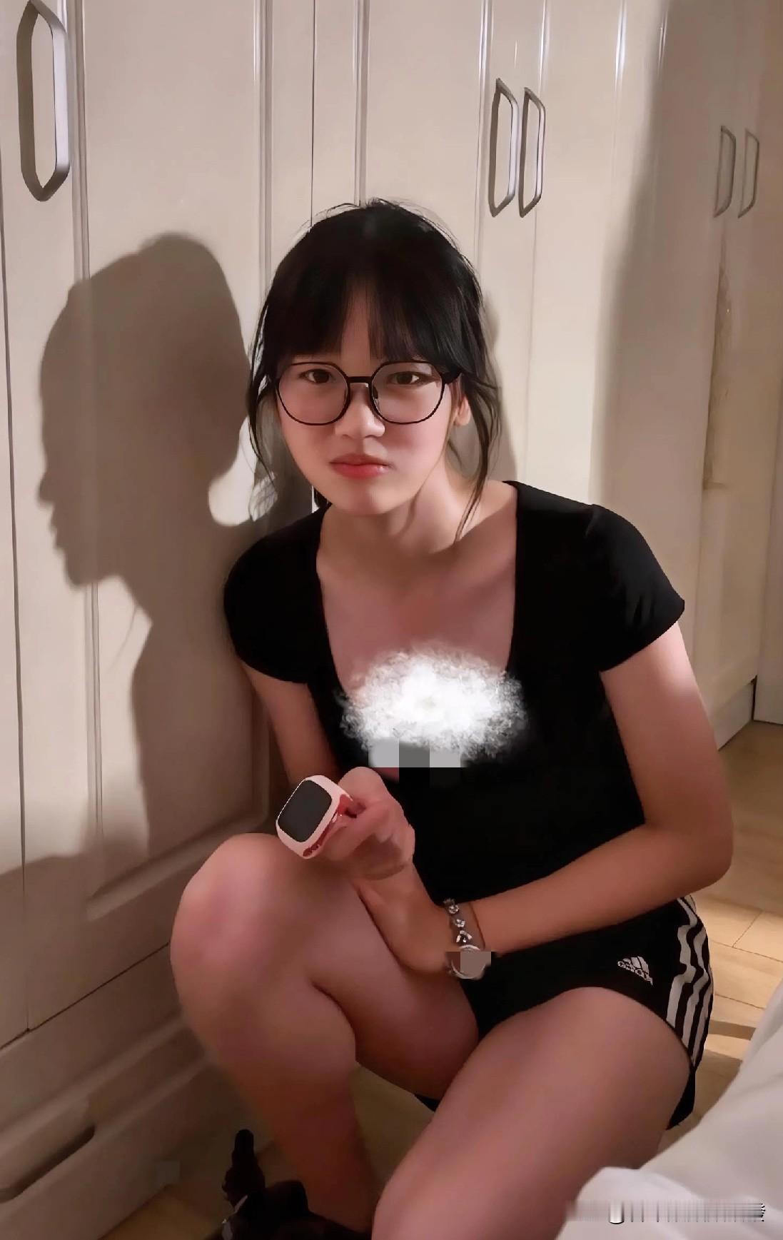 刚上初一的女生拿着电话手表跑到妈妈卧室，然后靠着衣柜蹲在地上，用央求的口吻让妈妈