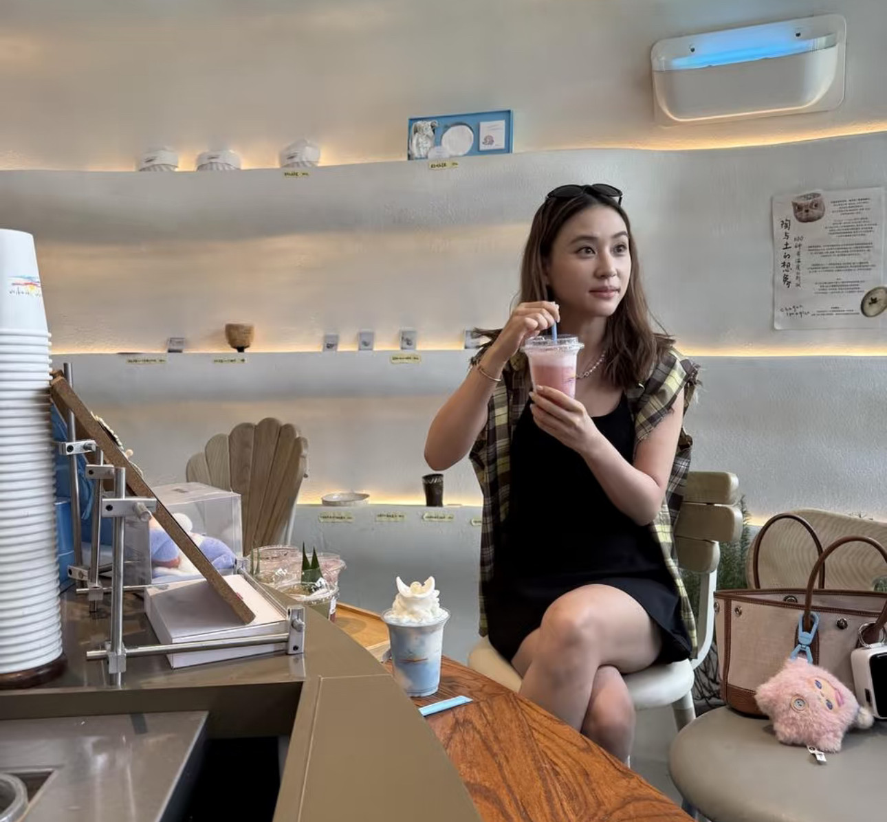 豪门千金逛阿那亚被路人抓拍，没有架子的状态反倒格外圈粉！何超莲这次去到海浪电影周，忙完工作间隙就在园