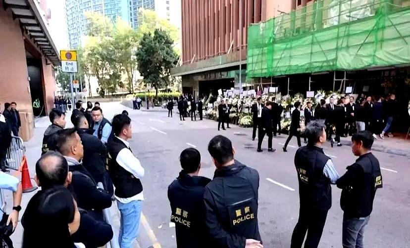 4000人送别，江湖最后一天1月20日，红磡世界殡仪馆门口排队绕了三条街。