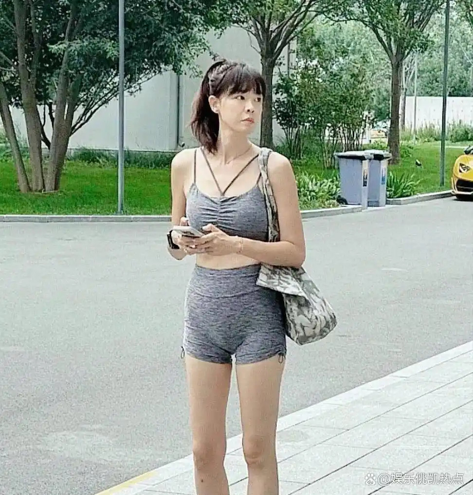 47岁李艾穿搭太敢了，紧身露肤被吐槽，18岁姑娘都自愧不如